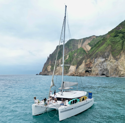 聯繫旅人光腳-龜山島牛奶海包船推薦-旅人光腳-光腳海人-比麗堅-飛去玩-橘子貓