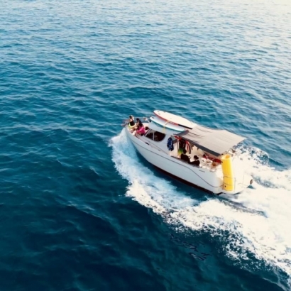 29呎豪華快艇下班後-我們的遊艇服務涵蓋牛奶湖、龜山島等地，提供出租和包船服務。無論是生日派對、求婚活動或是企業團建，我們都能滿足您的需求。體驗SUP、賞鯨、享受海上美景，讓您的活動更加精彩。光腳號，