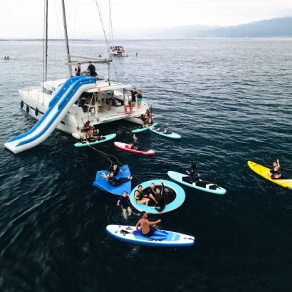 45呎雙體帆船好望角-我們的遊艇服務涵蓋牛奶湖、龜山島等地，提供出租和包船服務。無論是生日派對、求婚活動或是企業團建，我們都能滿足您的需求。體驗SUP、賞鯨、享受海上美景，讓您的活動更加精彩。光腳號，