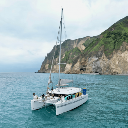 46呎雙體帆船阿莫-我們的遊艇服務涵蓋牛奶湖、龜山島等地，提供出租和包船服務。無論是生日派對、求婚活動或是企業團建，我們都能滿足您的需求。體驗SUP、賞鯨、享受海上美景，讓您的活動更加精彩。光腳號，專