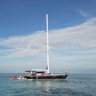 60呎古典帆船光腳號-我們的遊艇服務涵蓋牛奶湖、龜山島等地，提供出租和包船服務。無論是生日派對、求婚活動或是企業團建，我們都能滿足您的需求。體驗SUP、賞鯨、享受海上美景，讓您的活動更加精彩。光腳號，